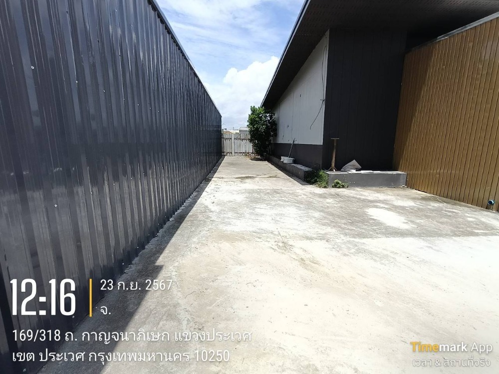 For RentWarehouseOnnut, Udomsuk : Warehouse for rent, prime location On Nut-Lat Krabang, on Kanchanaphisek Road, near expressway, suitable for car washing business, car decoration and film installation.