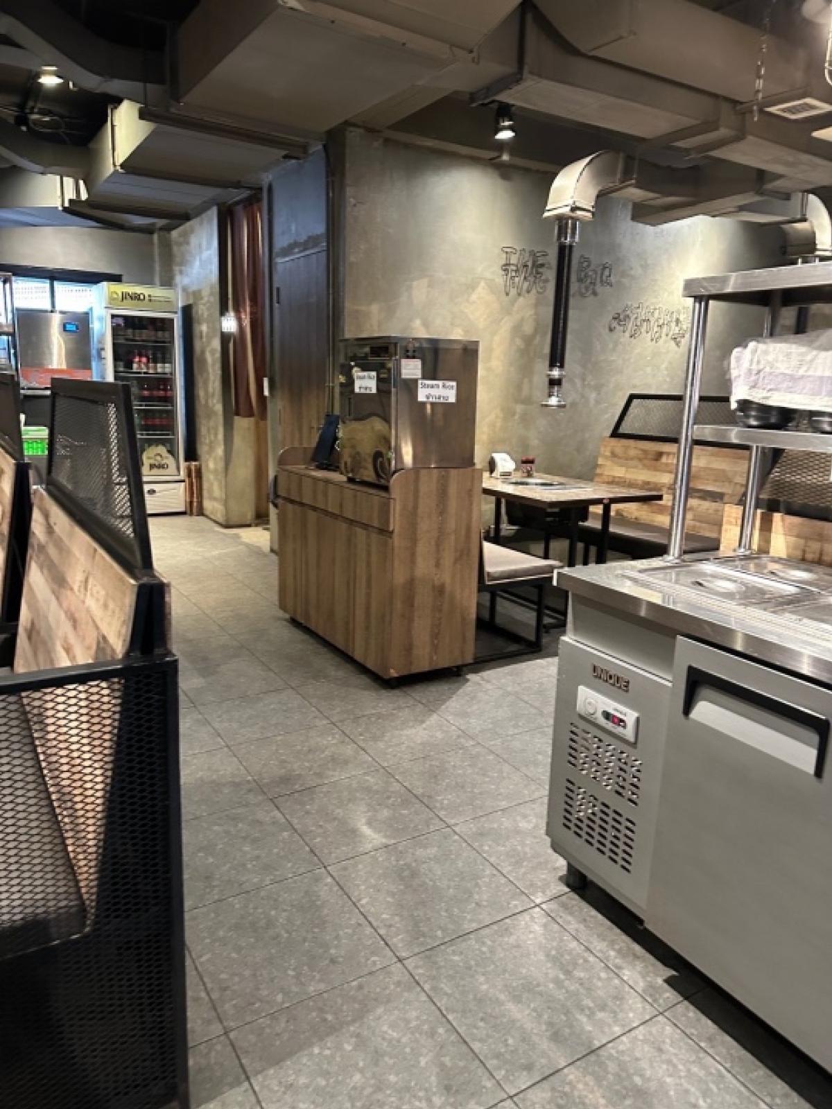 For SaleShop HouseSukhumvit, Asoke, Thonglor : For sale: 3-storey building, 2 units, on Sukhumvit Road, entrance to Sukhumvit Soi 61, near Major Cineplex