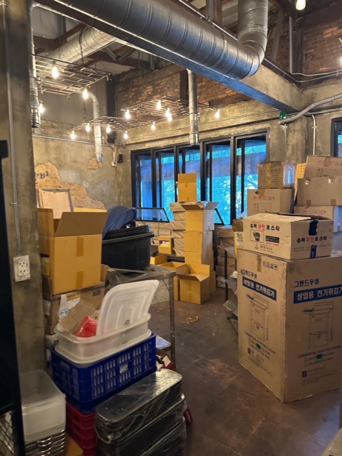 For SaleShop HouseSukhumvit, Asoke, Thonglor : For sale: 3-storey building, 2 units, on Sukhumvit Road, entrance to Sukhumvit Soi 61, near Major Cineplex