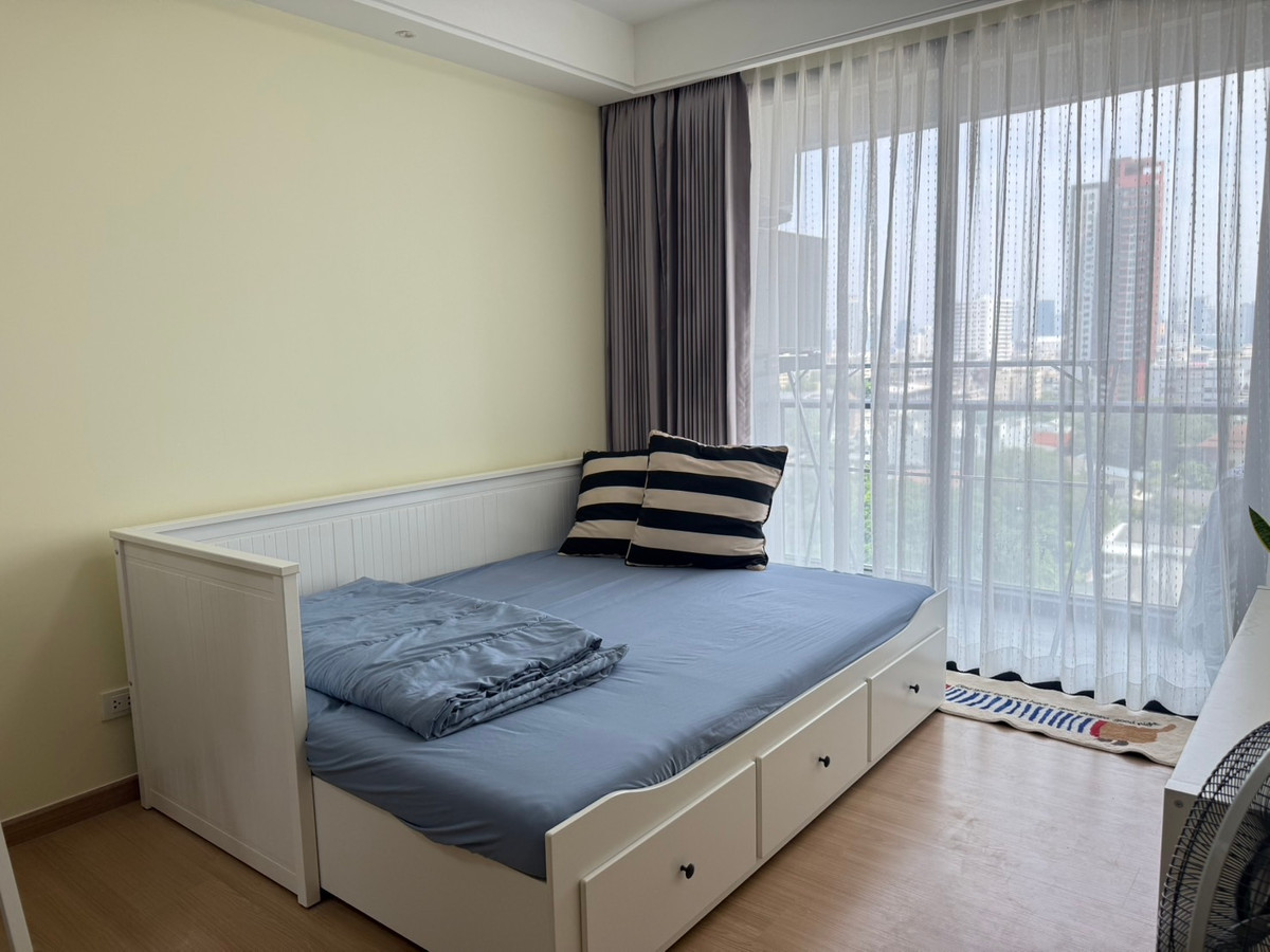 For rent: Regal sathorn condo, next to Narathiwat Ratchanakarin Road, near BTS Chong Nonsi & BRT Chan Road --- 1 large bedroom---- Loading...