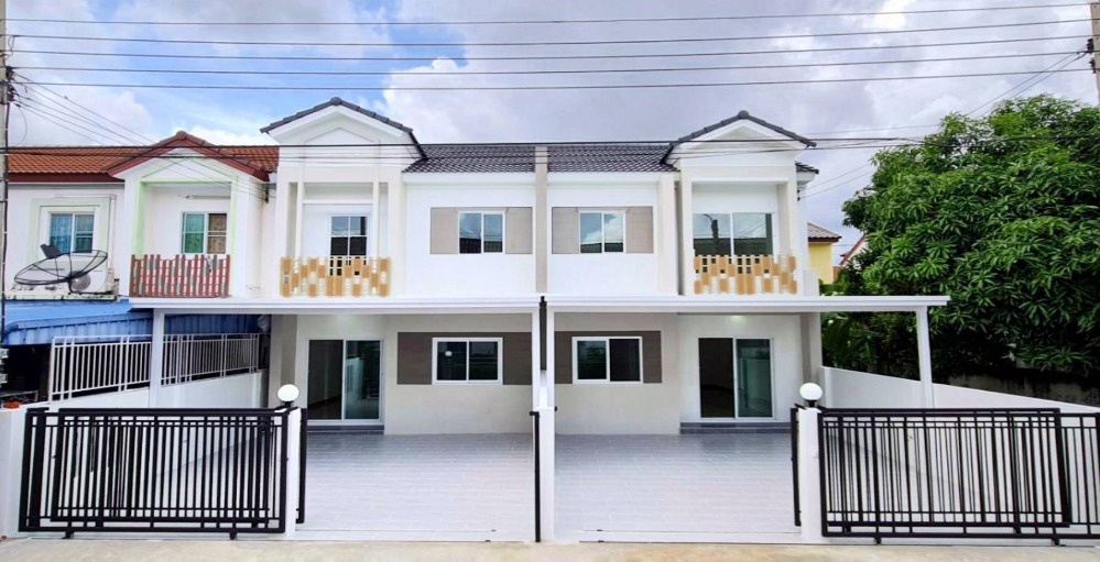 For SaleTownhomeNonthaburi, Bang Yai, Bangbuathong : Lio (Soi Wat Phra Ngoen) Pinklao Ring Road, no house on the opposite side, newly decorated, ready to move in