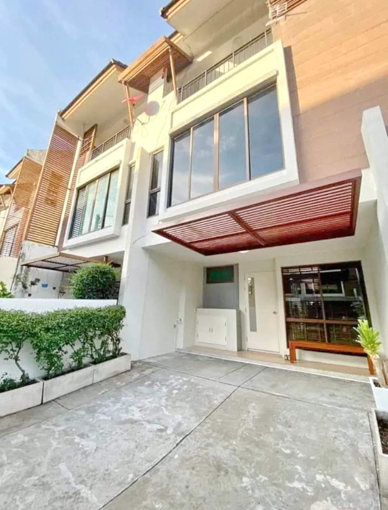 For RentTownhomeSukhumvit, Asoke, Thonglor : H0474😊 For RENT Townhouse for rent, 3 floors, 🚪3 bedrooms🚄near BTS Bang Chak🏢Sukhumvit🔔House area: 23 sq m🔔Usable area: 180 sq m.💲Rent: 65,000฿📞O99-5919653,O65-9423251✅LineID:@sureresidence
