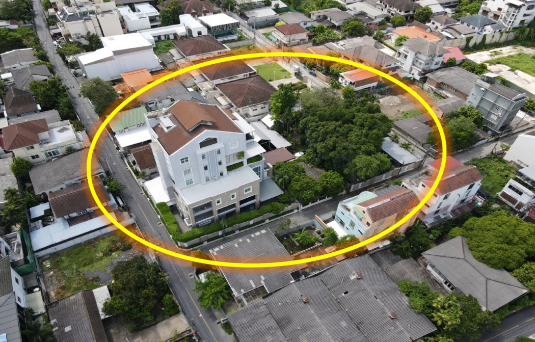 For SaleHouseSukhumvit, Asoke, Thonglor : House for sale, Sukhumvit Road (near BTS Thonglor-Ekkamai Station), 487 sq m., building area 2800 sq m., 7 floors, has elevator, convenient location, can park 15-20 cars comfortably.