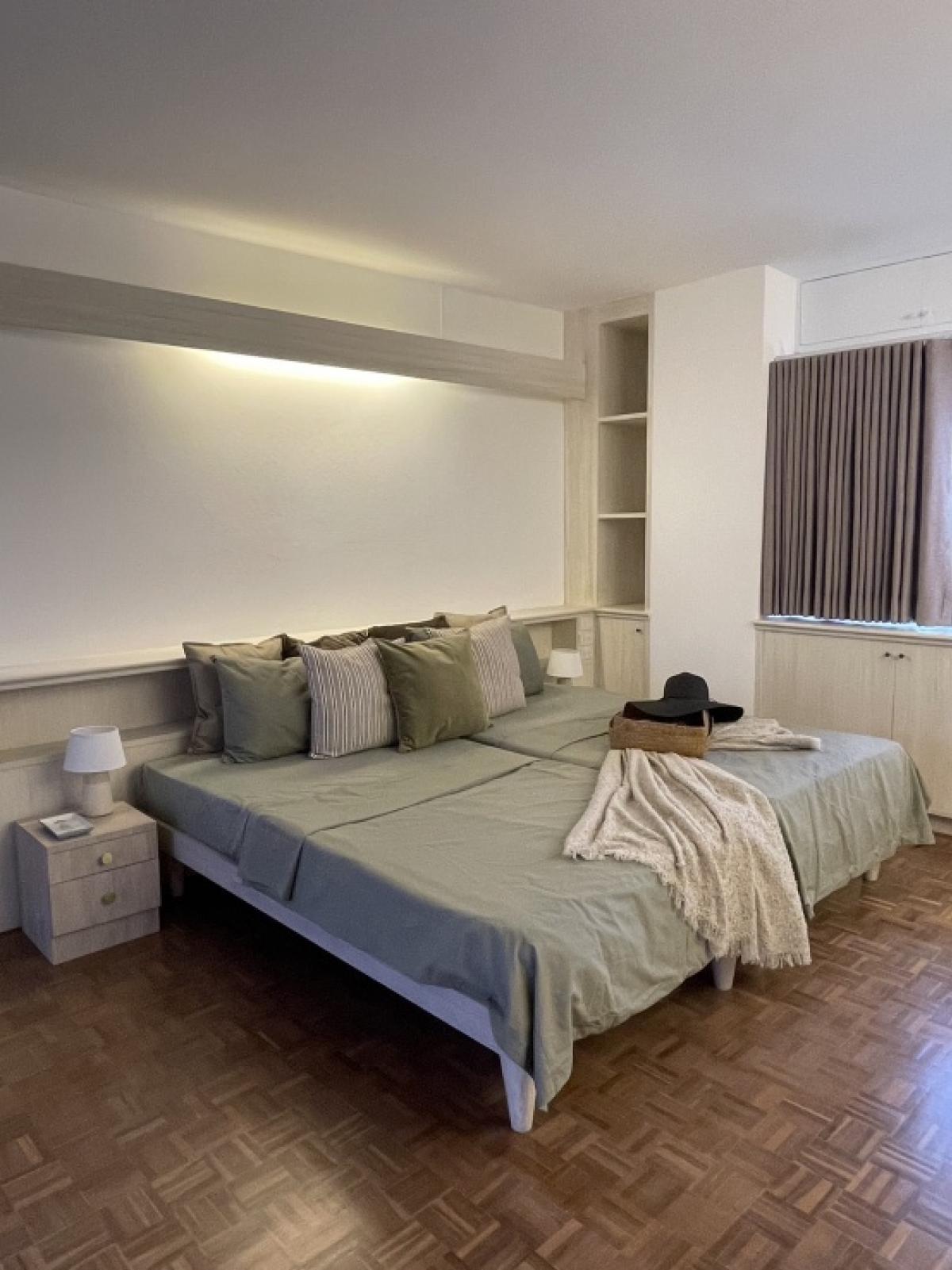 For RentCondoSukhumvit, Asoke, Thonglor : 📢👇Newly renovated unit , special offer free WiFi , huge size of 2 bedrooms, fully furnished.