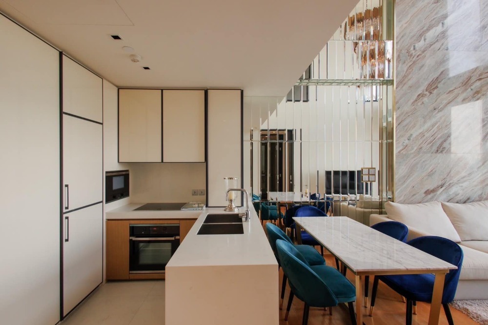 ให้เช่าคอนโดสุขุมวิท อโศก ทองหล่อ : Modern 2-Bedroom Duplex: Chic Urban Living in Bangkok’s Prime Location