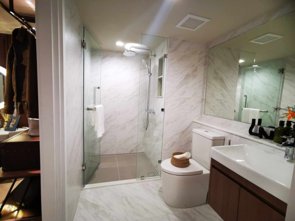 Sale DownCondoWongwianyai, Charoennakor : Selling down payment 𝐑𝐡𝐲𝐭𝐡𝐦 𝐈𝐜𝐨𝐧𝐢𝐜 𝐕𝐞𝐫𝐭𝐢𝐩𝐥𝐞𝐱 𝟒𝟑.𝟓 (+𝟏𝟔) 𝐒𝐪𝐦. River view and Icon Siam. Negotiable price.