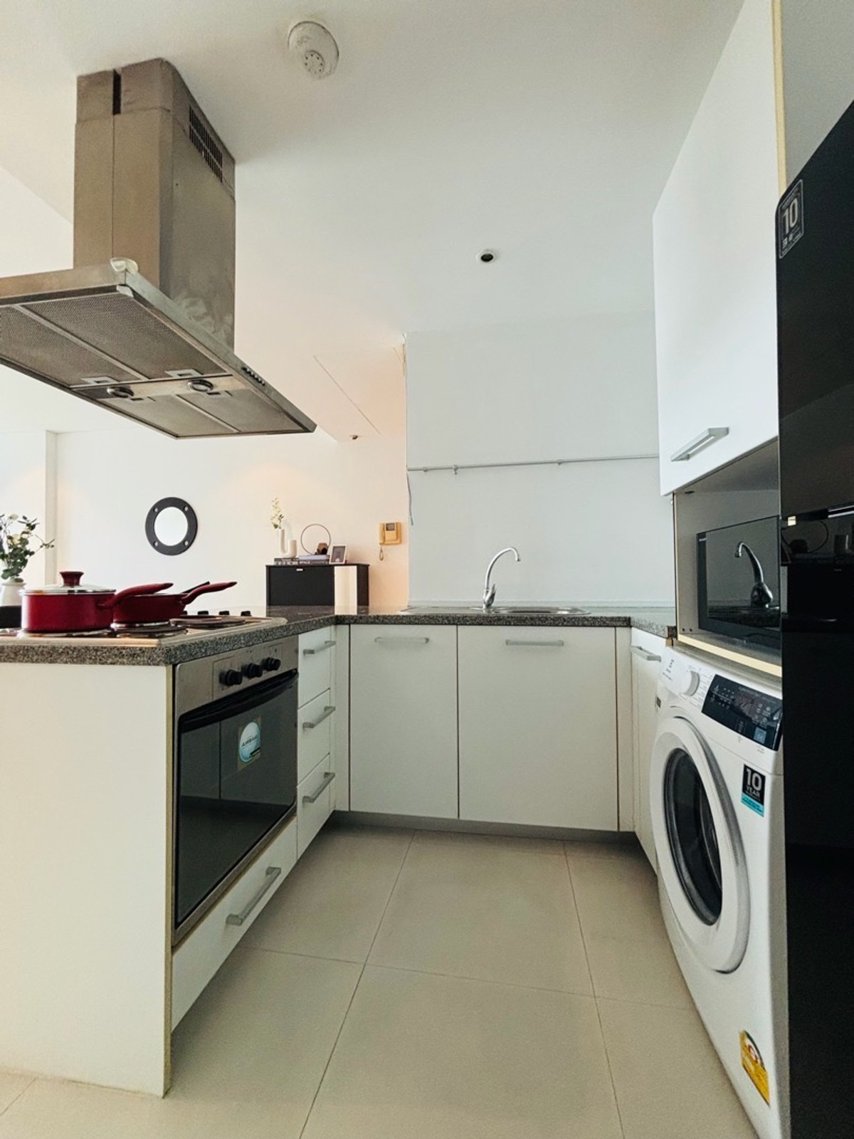 For SaleCondoSukhumvit, Asoke, Thonglor : Sell with tenant until 28/2/27
Good for living or investing, Fullerton located on the Main Street near BTS, petfriendly unit, unblocked view, fully furnished