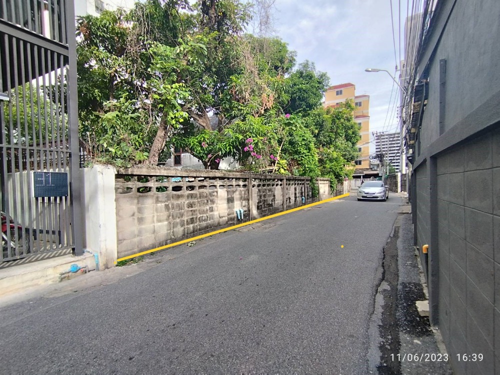 For SaleLandSapankwai,Jatujak : Beautiful land plot for sale in Soi Phahon Yothin 24, near BTS Phahon Yothin 24 Station, only 550 meters, area 318 sq w., width 42 m., depth 30 m., Chatuchak, Bangkok.