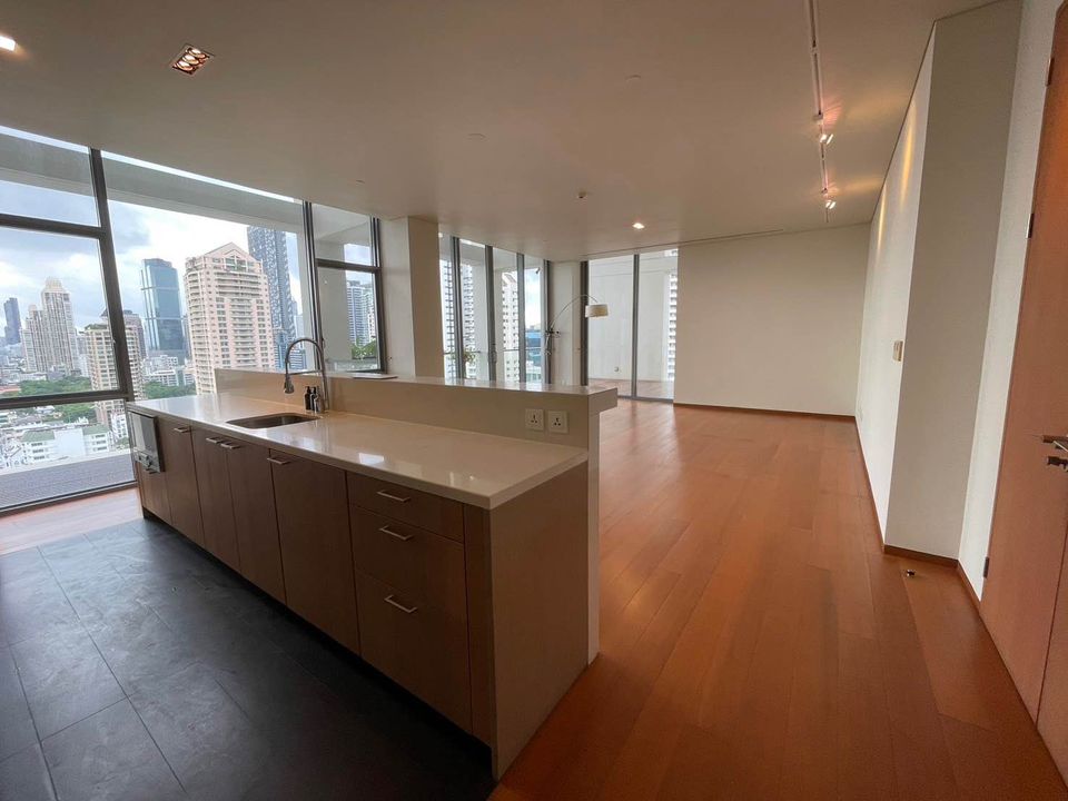 For RentCondoSathorn, Narathiwat : 3 bedroom condo in Sathorn: potential location answer every need