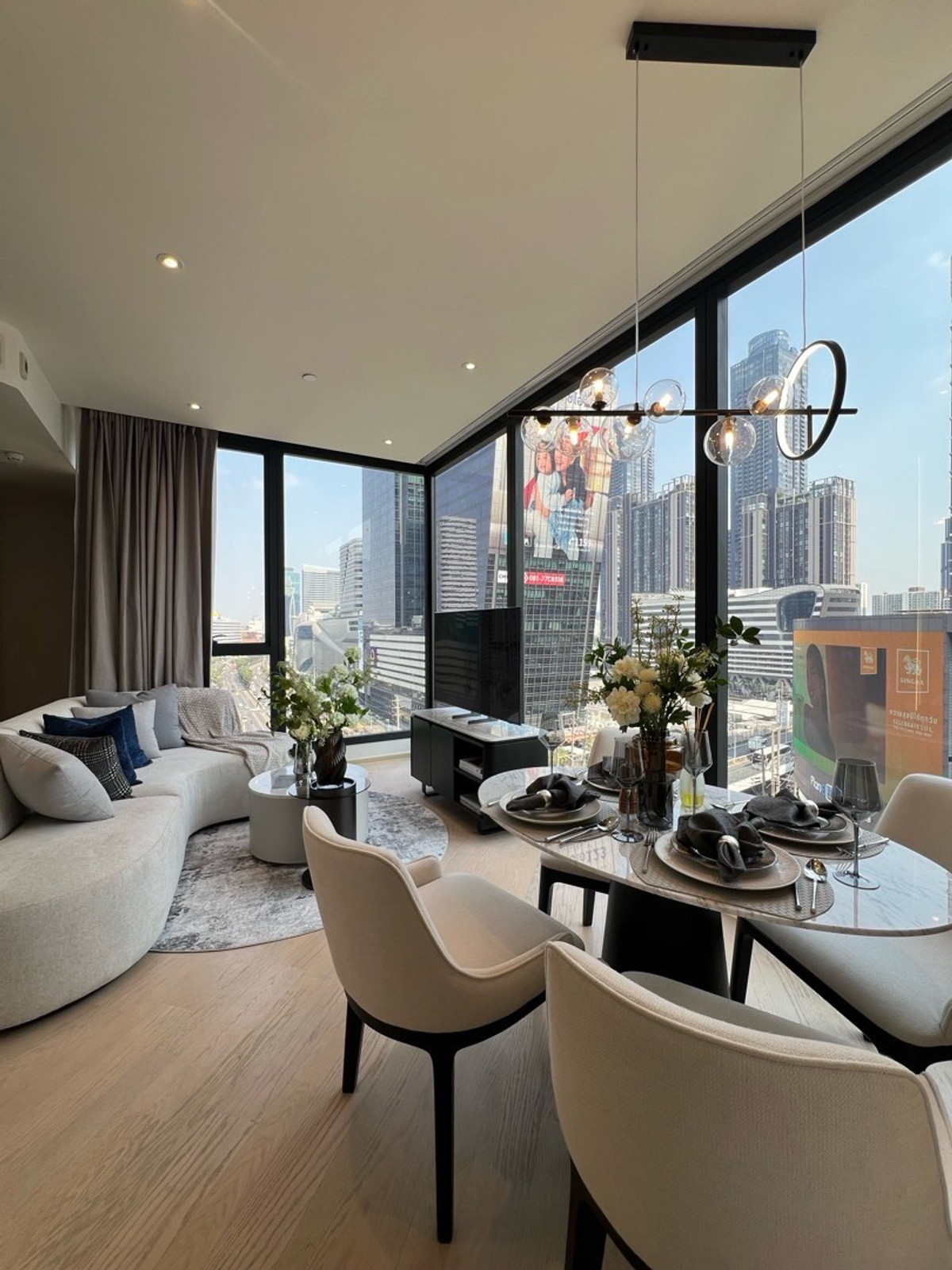 ขายคอนโดพระราม 9 เพชรบุรีตัดใหม่ RCA : 2 ห้องนอน ห้องมุม วิวสวย ขนาด 66.81 ตรม. Ashton Asoke-Rama 9 ชั้นสูง ตึก Alpha ตกแต่งพร้อมอยู่ สนใจโทร.062-339-3663