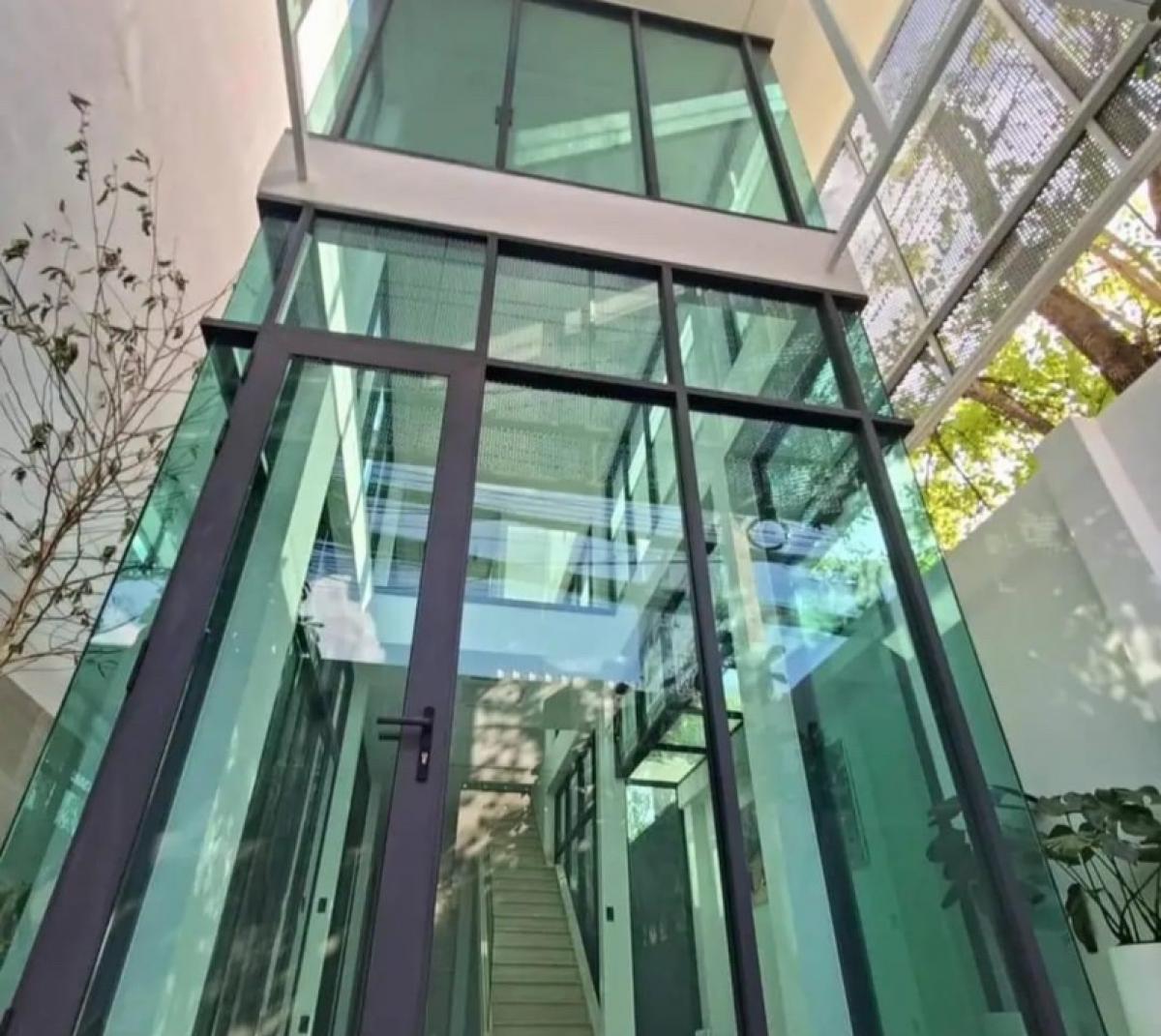 For SaleHome OfficePattanakan, Srinakarin : 📢👇Brand new home office on the main street , 4 storey with lift, 2 parking space and along in the Soi, easily traveling in many routes, *3 years rent at least*