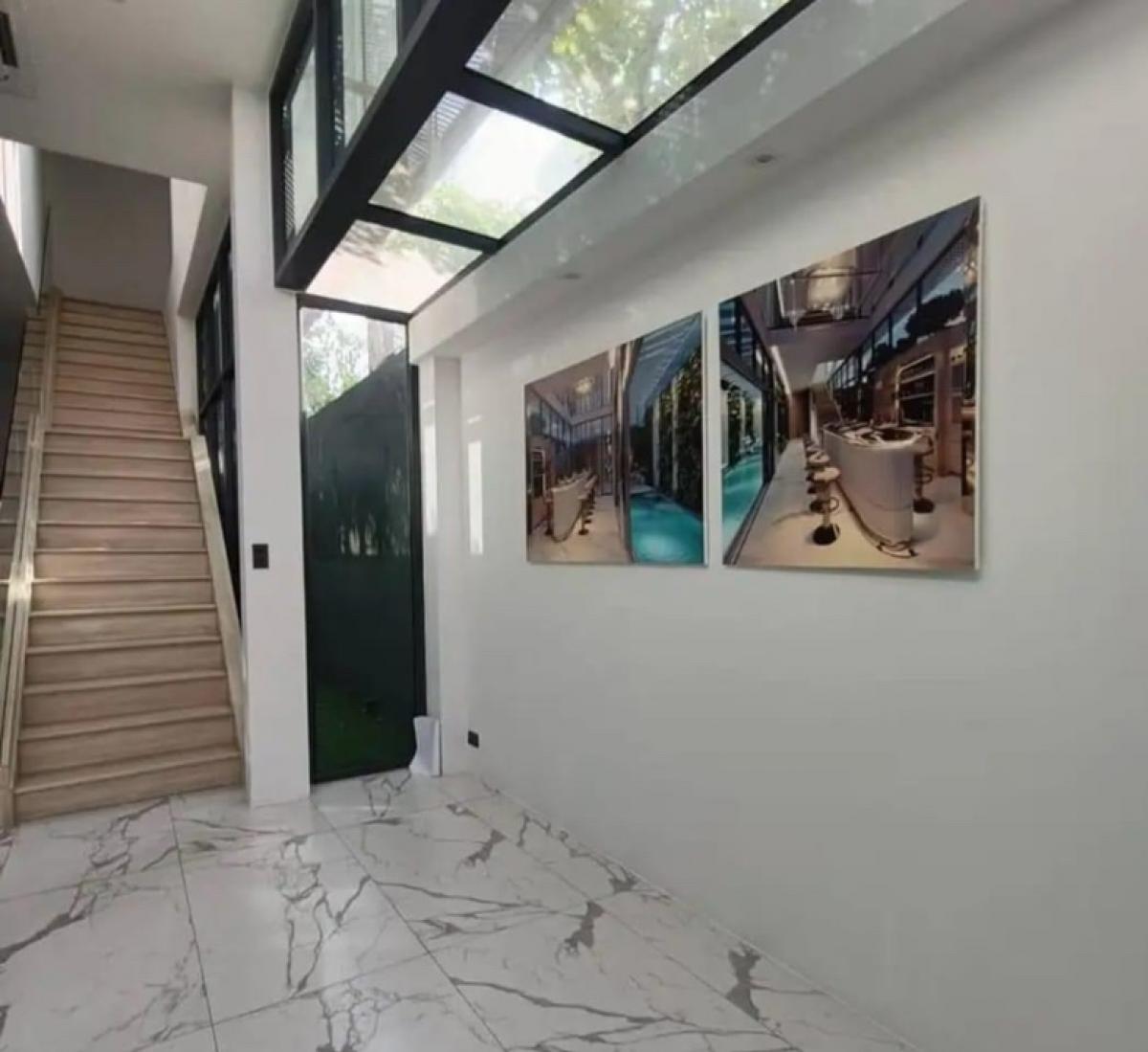 For SaleHome OfficePattanakan, Srinakarin : 📢👇Brand new home office on the main street , 4 storey with lift, 2 parking space and along in the Soi, easily traveling in many routes, *3 years rent at least*