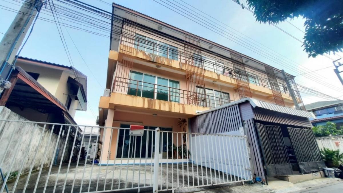 For SaleShop HouseNawamin, Ramindra : For sale, 3-storey commercial building, 27 square wah, 3 bedrooms, 4 bathrooms, corner building, Phraya Suren 17, near Fashion Island, near Sinphaet Hospital, near Nopparat Hospital, Line ID kruyarr