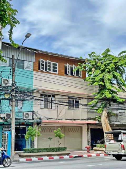 For RentShop HouseYaowarat, Banglamphu : Newly renovated good location MRT Samyod 1km. HuaLamphong Hua Chiew Hospital 0.9 km 3-storey shophou