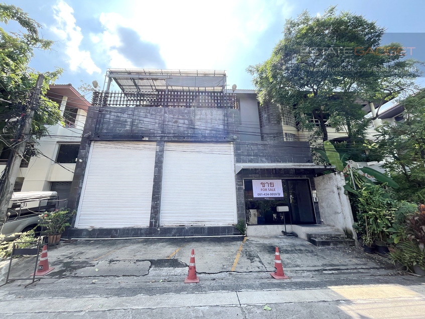 For SaleHome OfficeRamkhamhaeng, Hua Mak : Home office for sale, 60 sq m, 3 floors, Town in Town, Sriwara, near Ekkamai Expressway (081-434-9959)