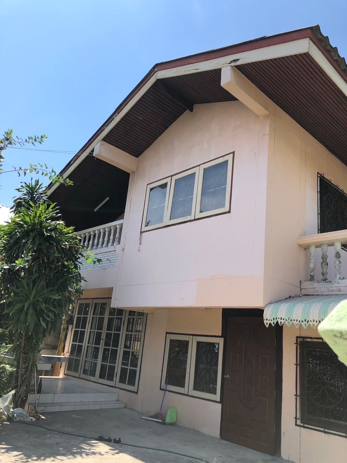 ให้เช่าบ้านสมุทรปราการ สำโรง : ให้เช่าบ้านเดี่ยว รีโนเวทแล้ว พื้นที่กว้าง เข้าออกได้หลายทาง เดินทางสะดวก ใกล้รถไฟฟ้าสำโรงโรงเรียน ทางด่วน