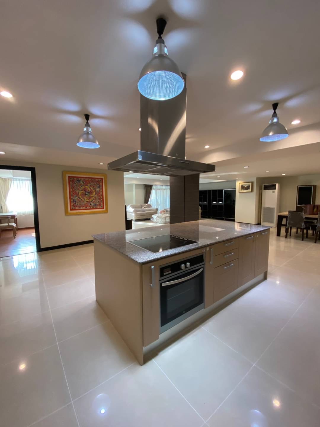 ให้เช่าคอนโดสุขุมวิท อโศก ทองหล่อ : Royal Castle 3bed 50k