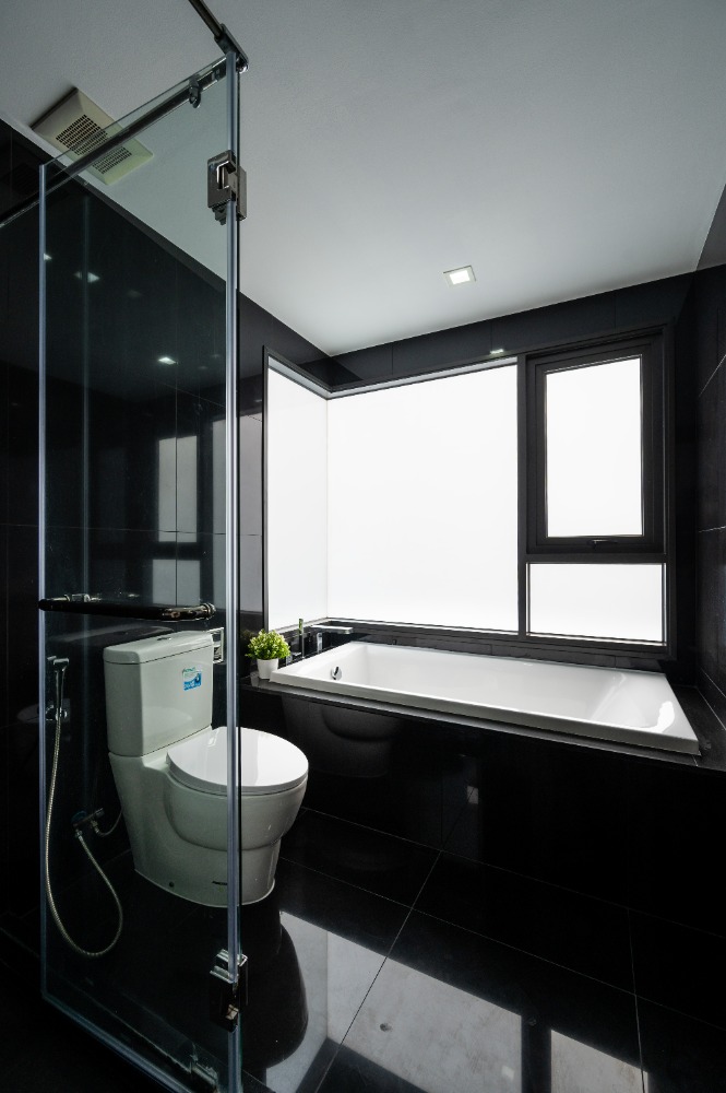 For SaleCondoSukhumvit, Asoke, Thonglor : Owner sells: 2 bedrooms, 2 bathrooms with bathtub, high floor, corner room, newly renovated room, fully furnished, ready to move in and rent out immediately.