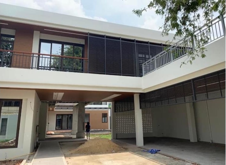 For SaleHouseRatchadapisek, Huaikwang, Suttisan : Well – Built House 90% for Sale, Prime Location Inthamara Sutthisan with swimming pool 🏊 6 parking lots