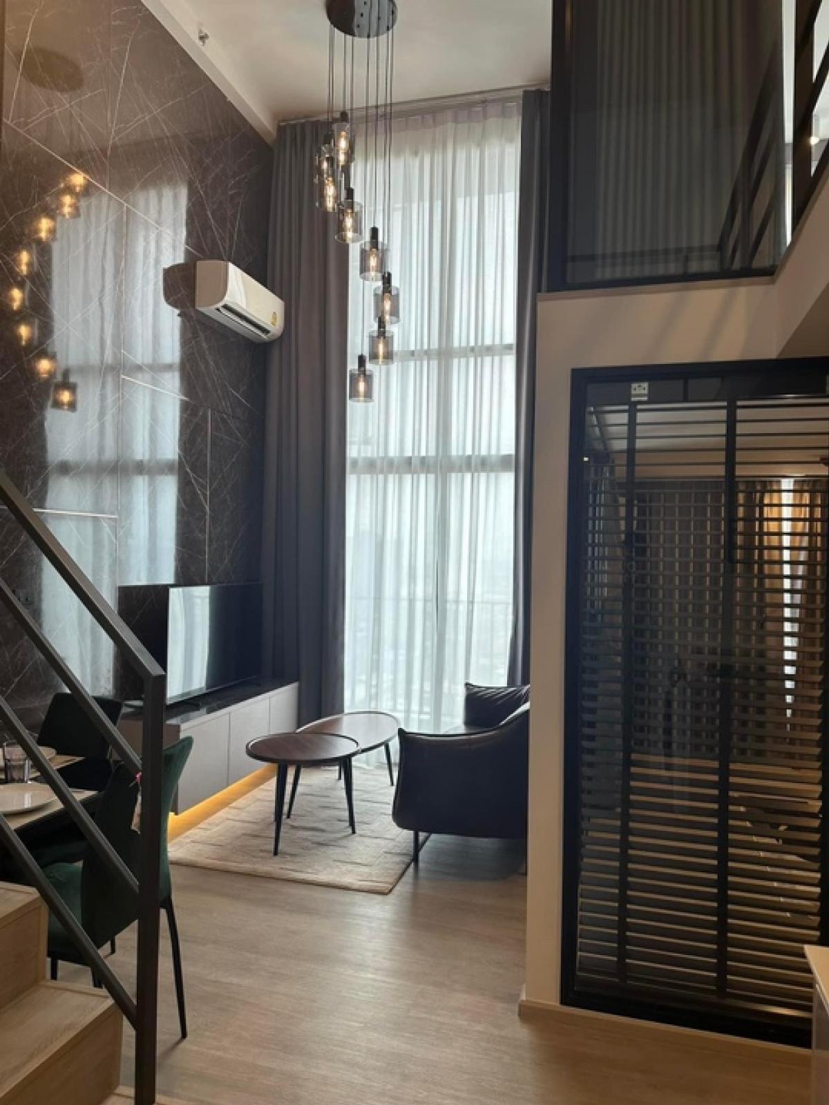 For RentCondoPinklao, Charansanitwong : 🏙️Ideo ch70 ✅33rd floor✅Area 34 sq.m. excluding the area of ​​the 2nd floor, view of the Chao Phraya River, Sang Hi Bridge and Rama VIII Bridge✅Furniture and electrical appliances ready - Built-in furniture in the whole room (TV shelf, storage cabinet, wa