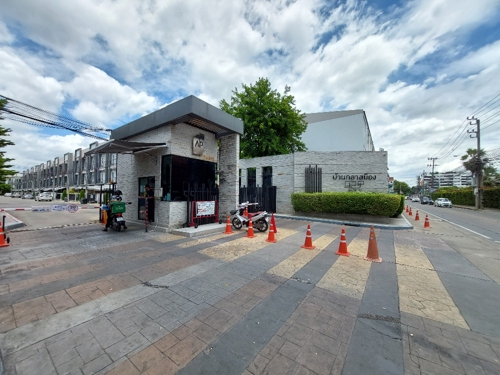 ขายทาวน์โฮมอ่อนนุช อุดมสุข : ทาวน์โฮม 3 ชั้นโซนอ่อนนุช บ้านกลางเมือง สุขุมวิท 77 เจ้าของอยู่อาศัยน้อยมาก