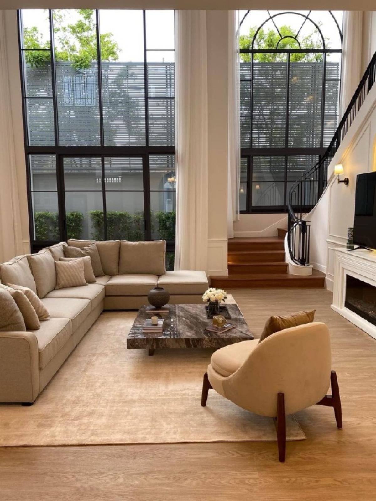 ขายบ้านพัฒนาการ ศรีนครินทร์ : 📢👇Sell with tenant til April 2026
 Luxury house , convenient access from both directions, via the New Krungthep Kreetha and Ramkhamhaeng 68 , to Rama 9 and Thonglor within 20 minutes. Close to  Brighton and Wellington international school.
