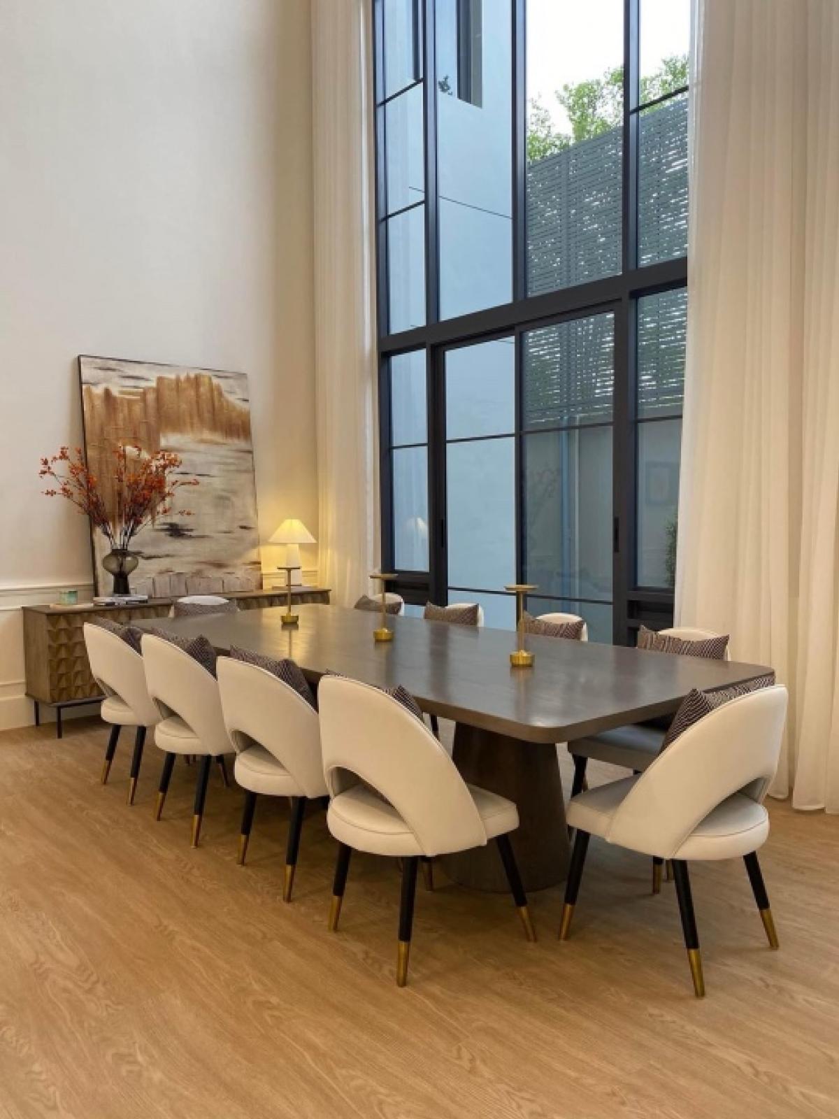 ขายบ้านพัฒนาการ ศรีนครินทร์ : 📢👇Sell with tenant til April 2026
 Luxury house , convenient access from both directions, via the New Krungthep Kreetha and Ramkhamhaeng 68 , to Rama 9 and Thonglor within 20 minutes. Close to  Brighton and Wellington international school.
