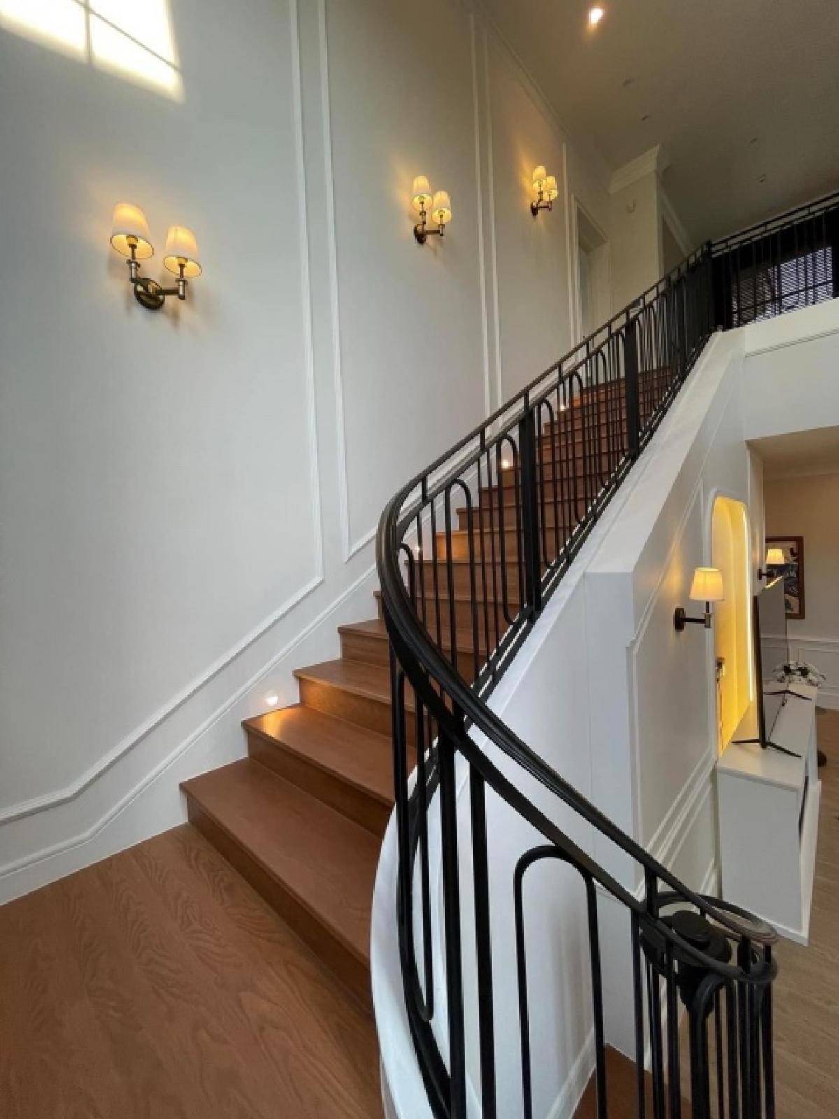 ขายบ้านพัฒนาการ ศรีนครินทร์ : 📢👇Sell with tenant til April 2026
 Luxury house , convenient access from both directions, via the New Krungthep Kreetha and Ramkhamhaeng 68 , to Rama 9 and Thonglor within 20 minutes. Close to  Brighton and Wellington international school.
