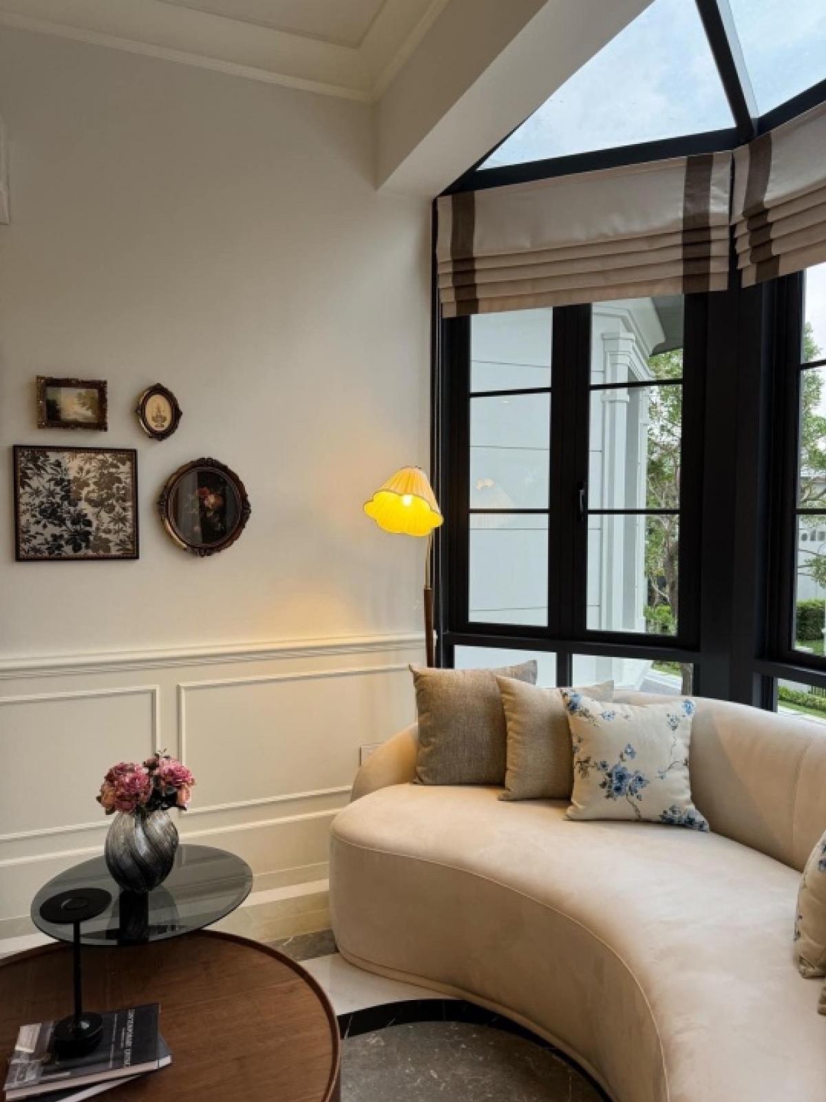 ขายบ้านพัฒนาการ ศรีนครินทร์ : 📢👇Sell with tenant til April 2026
 Luxury house , convenient access from both directions, via the New Krungthep Kreetha and Ramkhamhaeng 68 , to Rama 9 and Thonglor within 20 minutes. Close to  Brighton and Wellington international school.
