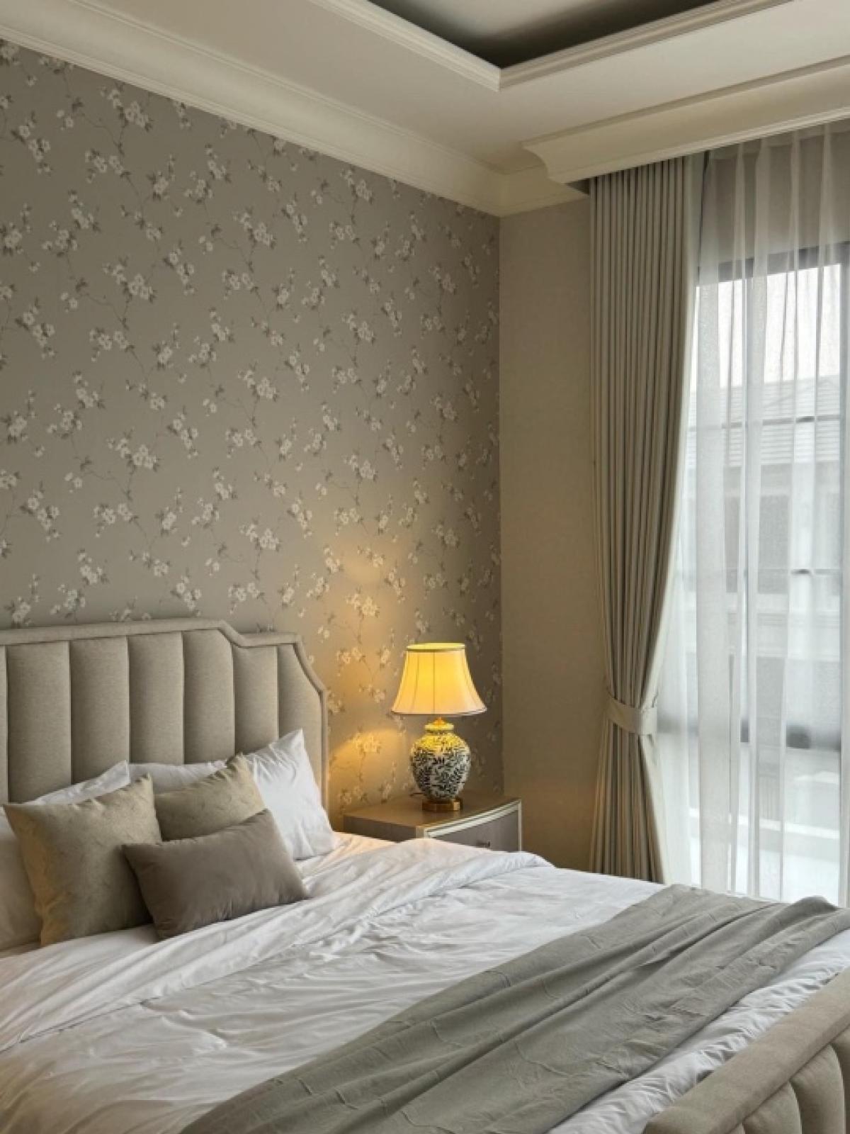 ขายบ้านพัฒนาการ ศรีนครินทร์ : 📢👇Sell with tenant til April 2026
 Luxury house , convenient access from both directions, via the New Krungthep Kreetha and Ramkhamhaeng 68 , to Rama 9 and Thonglor within 20 minutes. Close to  Brighton and Wellington international school.
