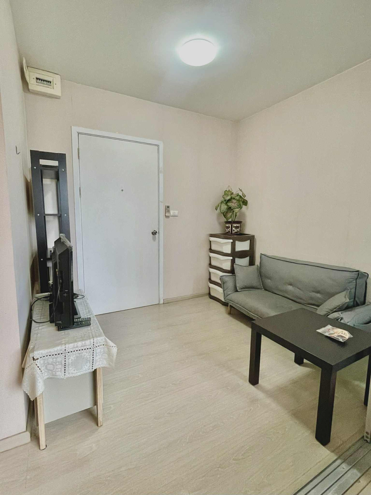 ให้เช่าพลัมคอนโดพาร์ครังสิต เฟส3 ชั้น5 วิวใน ห้องมุม เครื่องใช้ไฟฟ้าครบ มีเครื่องซักผ้า  ล้างแอร์ให้ฟรีตลอดอายุสัญญา มีทำประกันห้องส่วนตัวให้แล้ว  Loading...