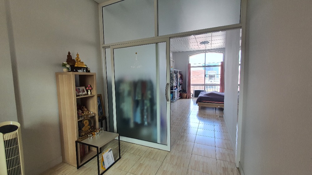 For SaleShop HouseKaset Nawamin,Ladplakao : Urgent sale!! 4-story shophouse near Satri Wittaya 2 School Sukonthasawat Rd., good condition, beautifully decorated, ready for use.