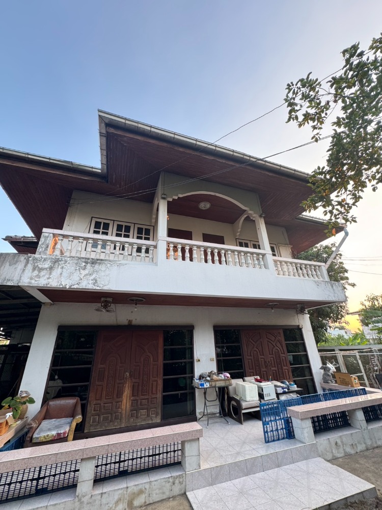 ขายบ้านอ่อนนุช อุดมสุข : WOW !! ใครมองหาพื้นที่ rejuvenate นี่ไง บ้านเดี่ยวพื้นที่ 85 ตารางวา ติดรถไฟฟ้าสายสีเหลือง House 2-story detached house close to shopping on Square, Paradise Park, Centarl, Mega Bangna and all Avenue, Suanluang Park , Close to MRT yellow line.
