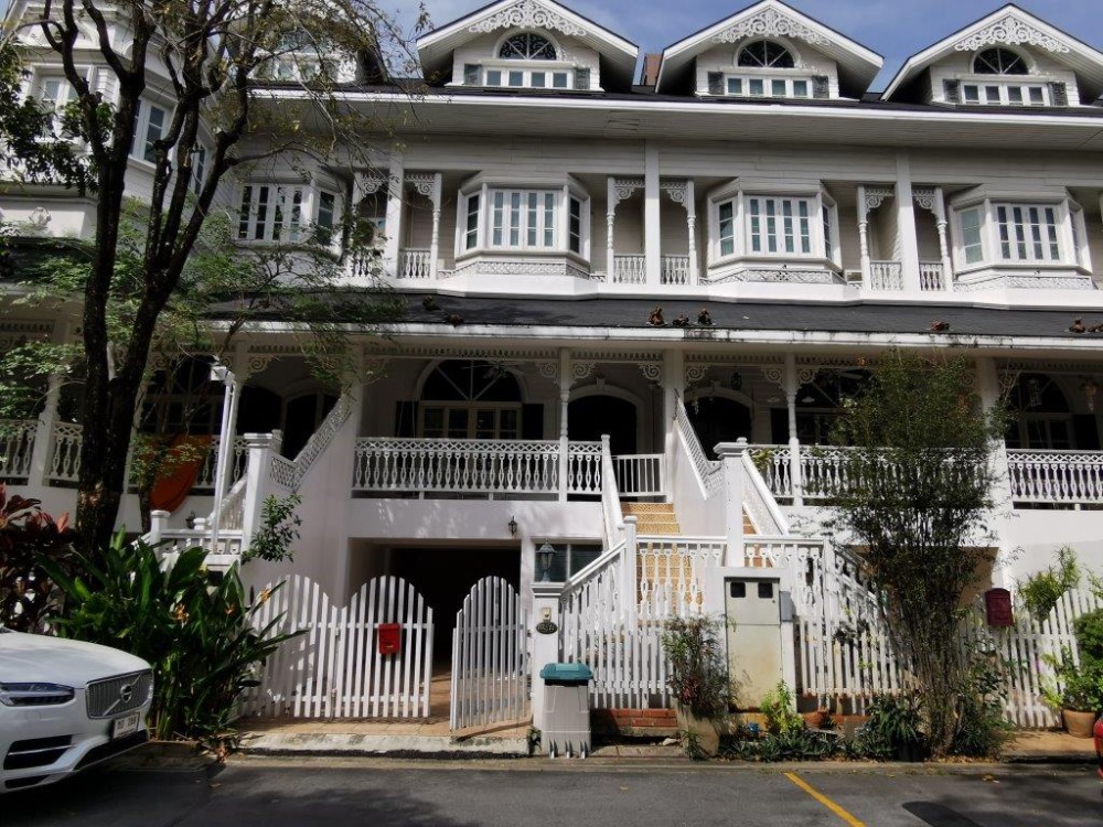 ให้เช่าทาวน์โฮมบางนา แบริ่ง ลาซาล : Townhouse 4 ชั้น ในโครงการมียาม 24 ขั่วโมงพร้อมสนามเด็กเล่นและสระว่ายน้ำ ประมาณ 10-12 นาทีเดินจากบีทีเอสแบริ่งหรือ ST. Andrew international school Sukhumvit 107 ขนาดพื้นที่ประมาณ 240 ตรม. 4 ชั้น 3 ห้องนอน 1 ห้องทำงาน