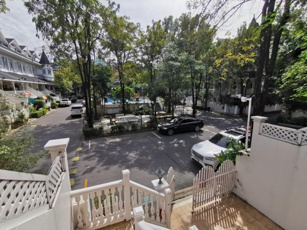 ให้เช่าทาวน์โฮมบางนา แบริ่ง ลาซาล : Townhouse 4 ชั้น ในโครงการมียาม 24 ขั่วโมงพร้อมสนามเด็กเล่นและสระว่ายน้ำ ประมาณ 10-12 นาทีเดินจากบีทีเอสแบริ่งหรือ ST. Andrew international school Sukhumvit 107 ขนาดพื้นที่ประมาณ 240 ตรม. 4 ชั้น 3 ห้องนอน 1 ห้องทำงาน