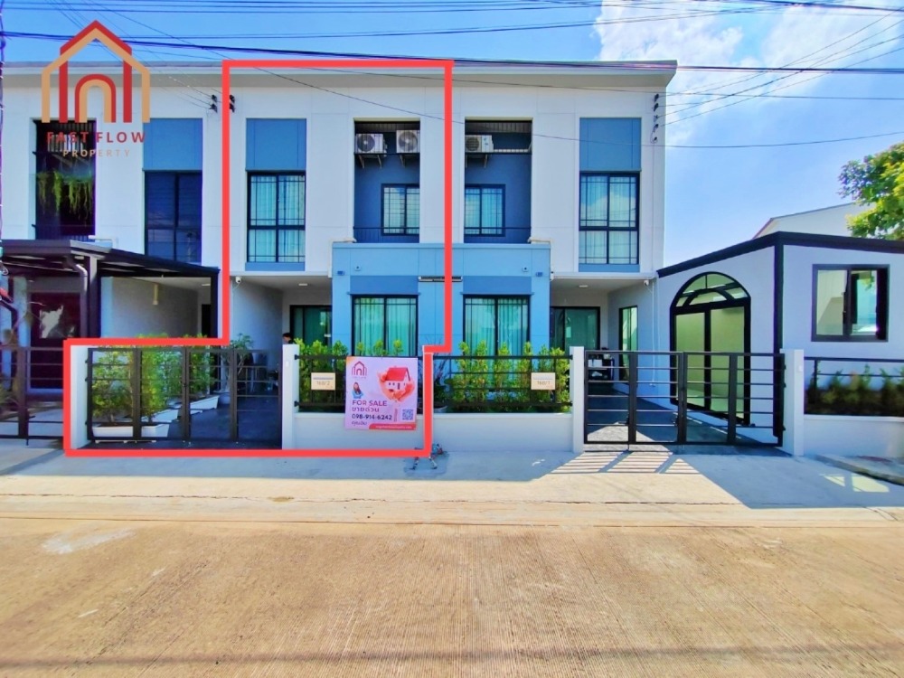 For SaleTownhomePathum Thani,Rangsit, Thammasat : For sale: 2-storey townhouse, new house, never lived in, Pleno Rangsit Village, near Krung Siam St. Carlos Hospital, only 200 meters from the main road Rangsit-Pathum Thani, at the beginning of the project.