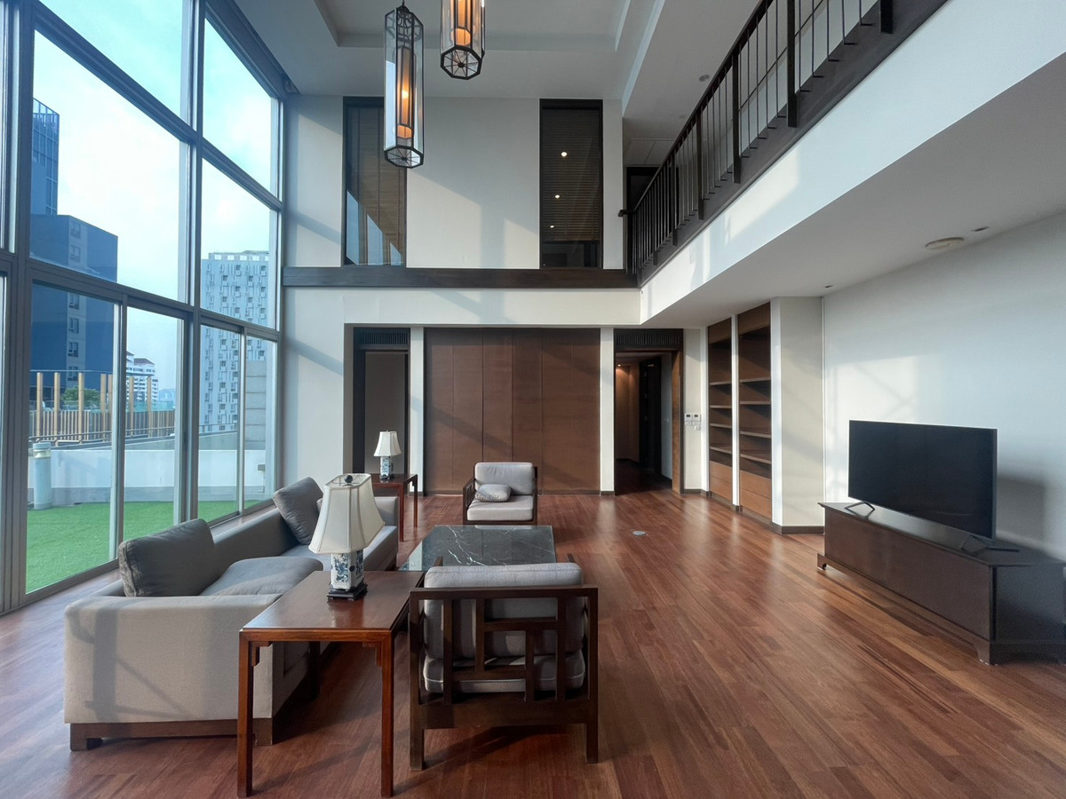 For RentCondoSukhumvit, Asoke, Thonglor : Duplex Penhouse for rent, 4 bedrooms, with 2 seating areas and closed kitchens, decorated in Woody style, complete furniture, large terrace, city view, near BTS Thonglor.