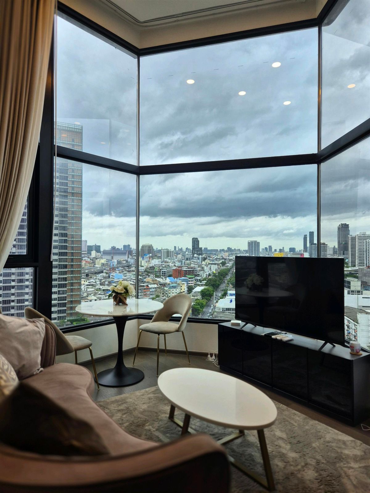 For RentCondoSiam Paragon ,Chulalongkorn,Samyan : Negotiable**Price adjustment**Rental fee ready to move in on 15 Dec 40,000 baht from normal 43,000 baht***Condo for rent Park Origin Chula Samyan, full facilities, furnished room, ready to move in, interested, negotiable