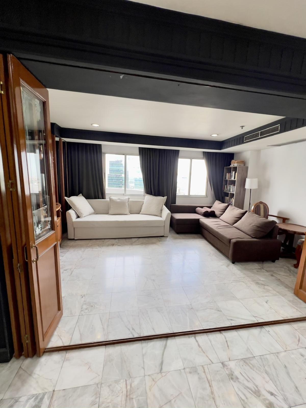 ให้เช่าคอนโดวิทยุ ชิดลม หลังสวน : คอนโดวิวใจกลางเมือง 2 ห้องนอน 120 ตร.ม. พร้อมอยู่ที่ Wittayu Complex เช่าเพียง 46,000 บ./ด. ใกล้ BTS เพลินจิตและห้างดัง!