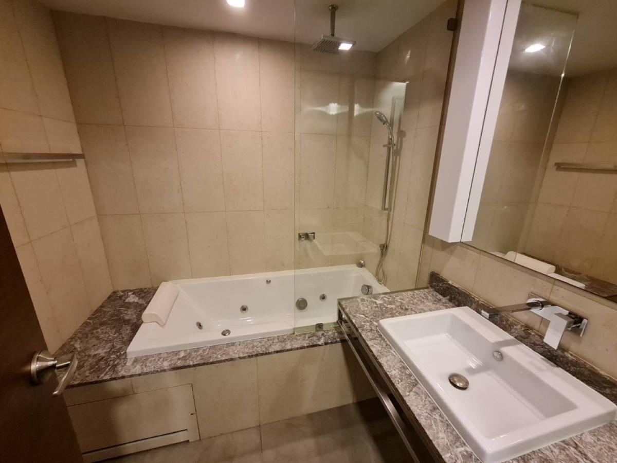 For RentCondoSilom, Saladaeng, Bangrak : Condo for rent, Quad Silom | Quad Silom Usable area: 60.89 sq m.  Bedrooms: 2 rooms  Bathrooms: 2 rooms