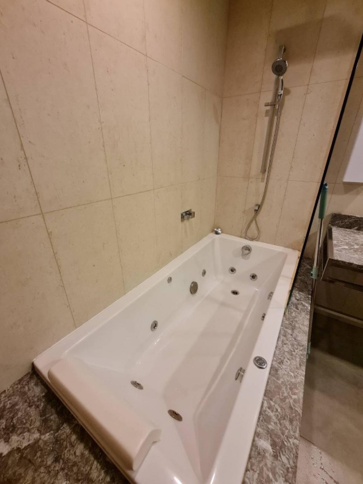 For RentCondoSilom, Saladaeng, Bangrak : Condo for rent, Quad Silom | Quad Silom Usable area: 60.89 sq m.  Bedrooms: 2 rooms  Bathrooms: 2 rooms