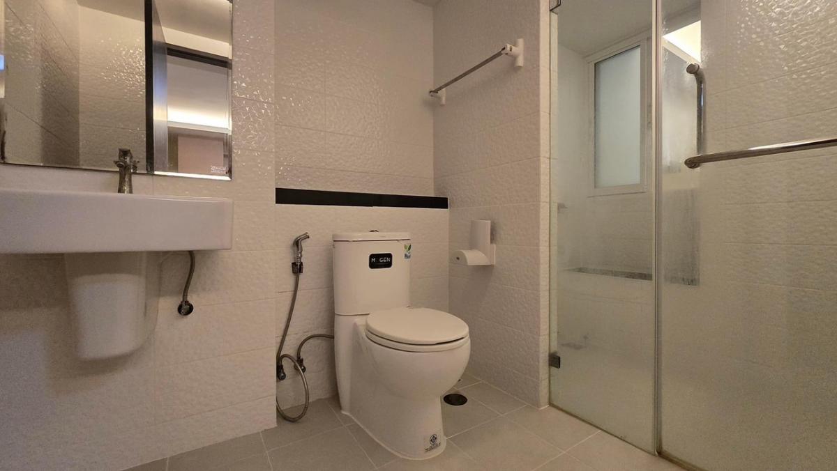 For SaleCondoLadprao101, Happy Land, The Mall Bang Kapi : Condo for sale: Le Champs Premium Condominium (LE CHAMPS PREMIUM CONDOMINIUM)  2nd floor, Building B, widest balcony in the project   Size 44.72 square meters  1 bedroom, 1 bathroom with built-in kitchen  Unblocked view, beautiful room, still new con