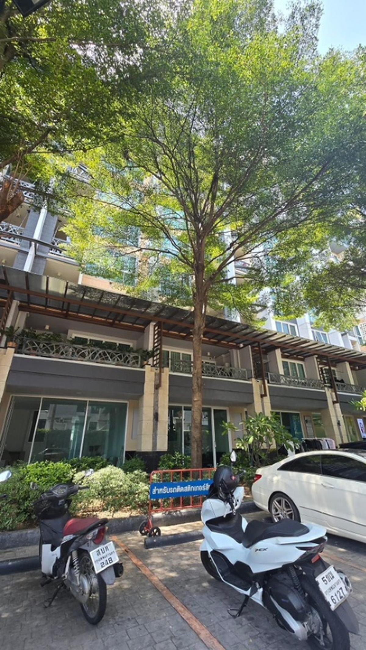 For SaleCondoLadprao101, Happy Land, The Mall Bang Kapi : Condo for sale: Le Champs Premium Condominium (LE CHAMPS PREMIUM CONDOMINIUM)  2nd floor, Building B, widest balcony in the project   Size 44.72 square meters  1 bedroom, 1 bathroom with built-in kitchen  Unblocked view, beautiful room, still new con