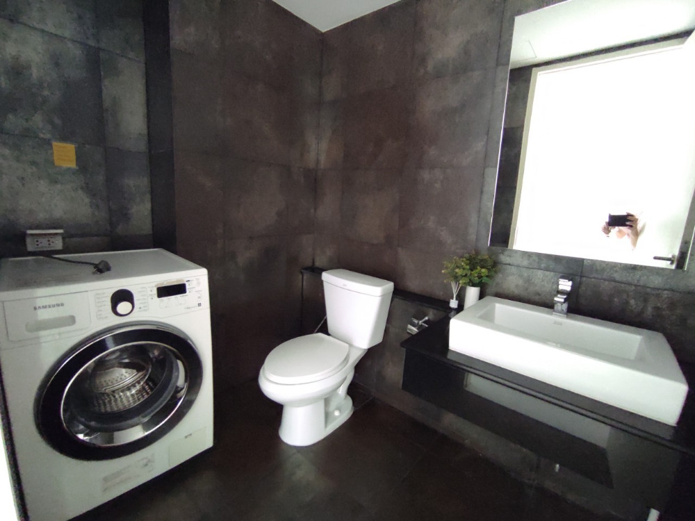 ขายคอนโดสุขุมวิท อโศก ทองหล่อ : ขายพร้อมผู้เช่า ราคาต่ำกว่าตลาด รีบเลย ขายด่วน 2 ห้องนอน ฟลอร์สูง วิวสวนเบญจกิติ