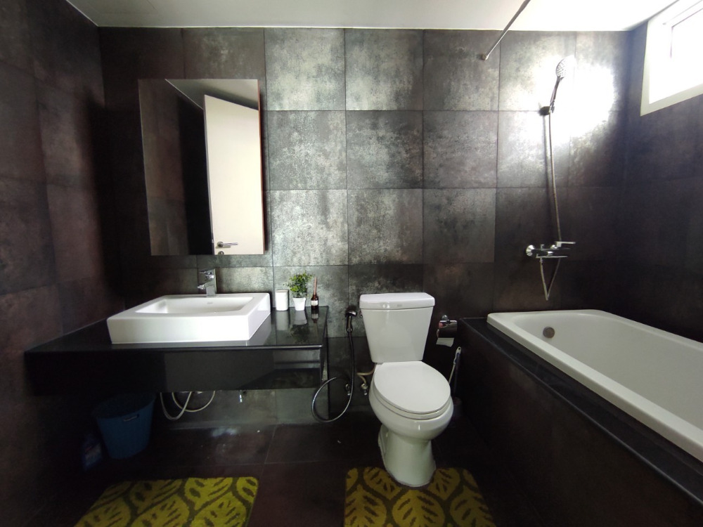 ขายคอนโดสุขุมวิท อโศก ทองหล่อ : ขายพร้อมผู้เช่า ราคาต่ำกว่าตลาด รีบเลย ขายด่วน 2 ห้องนอน ฟลอร์สูง วิวสวนเบญจกิติ