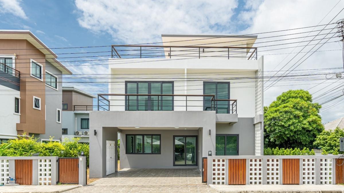 For RentHouseChiang Mai : House for rent, 3 floors, 6 bedrooms, suitable for an office, near Chiang Mai Airport