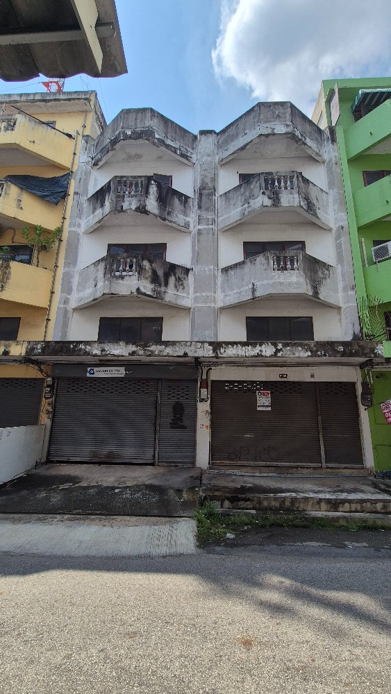 For SaleShop HouseSamut Prakan,Samrong : For sale: 3 and a half storey commercial building with roof terrace on Theparak Road, area 17.5 sq.w., original building condition, strong, close to community, easy to find food.