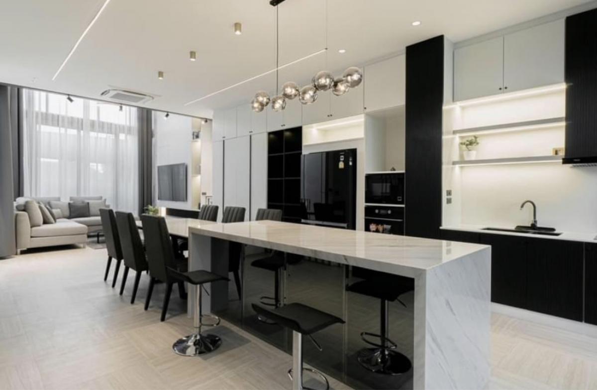 ขายทาวน์โฮมลาดพร้าว เซ็นทรัลลาดพร้าว : ขาย Townhome  LUXE 35  ขนาด 400 Sq.m 3 bed 4 bath เพียง 20.9 MB ติดต่อ 086-795-9997