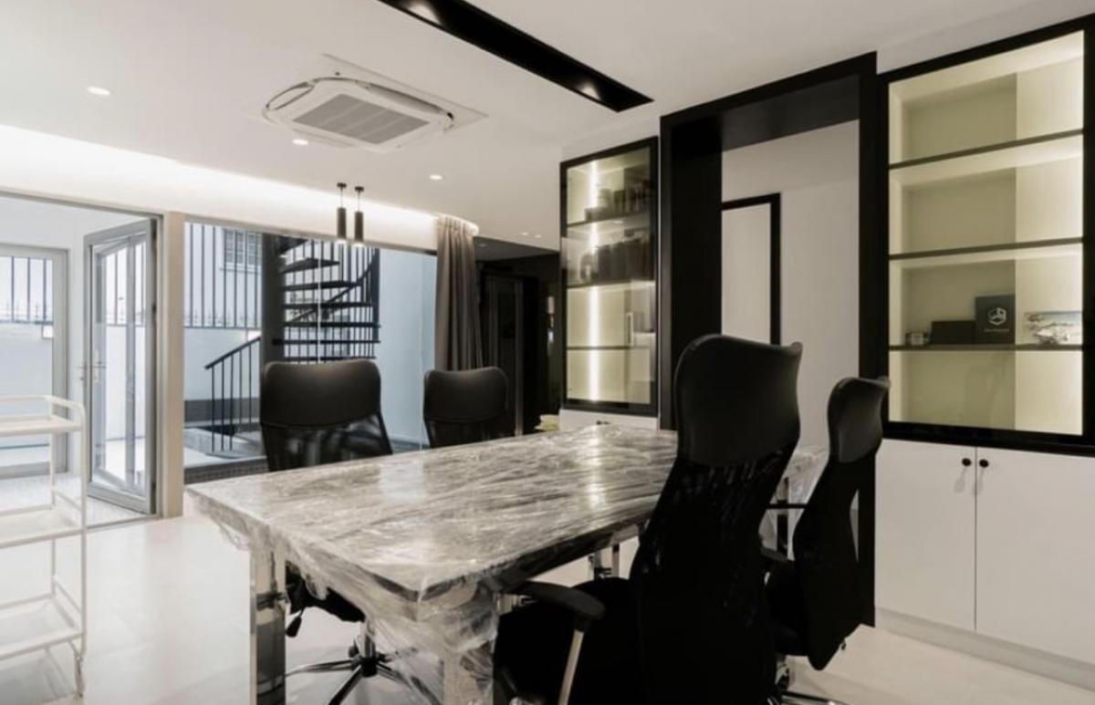 ขายทาวน์โฮมลาดพร้าว เซ็นทรัลลาดพร้าว : ขาย Townhome  LUXE 35  ขนาด 400 Sq.m 3 bed 4 bath เพียง 20.9 MB ติดต่อ 086-795-9997