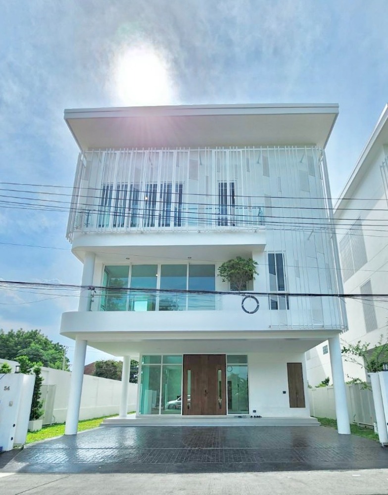 For SaleHousePattanakan, Srinakarin : Last unit!! Reservation canceled, Luxury 3-storey single house, area 520 sq m, newly built, ready to move in. @ Rama 9, near The Nine, Samitivej Hospital, Suvarnabhumi Airport